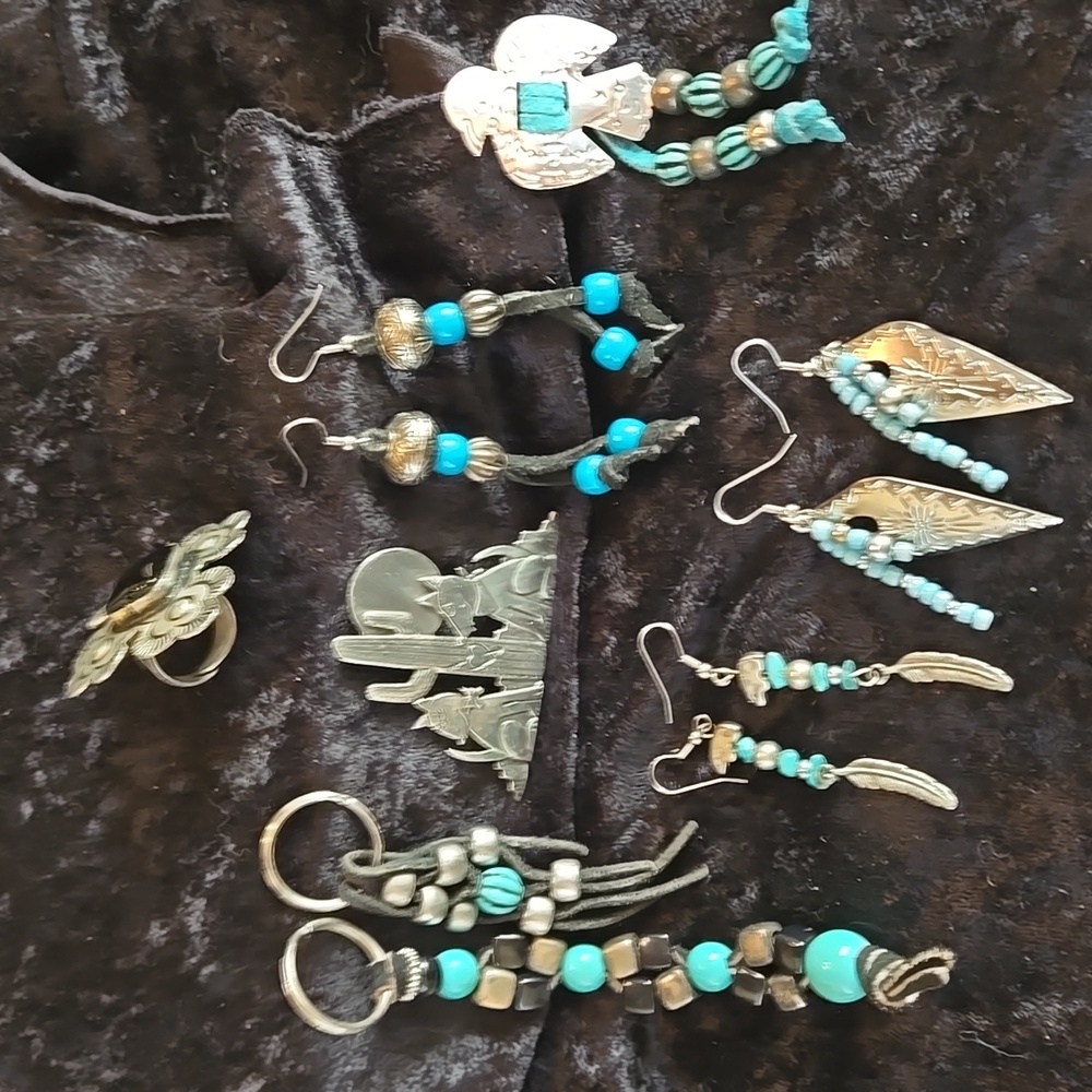 Southwest look, silver tone & Beads; 2 Brooches, 3 Earrings, 2 Key Rings, Ring